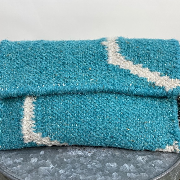 TURQUOISE/WHITE WOVEN WOOL WRISTLET WITH LEATHER STRAP - Picture 3 of 9